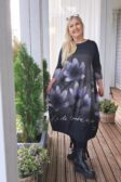 MUTCAT_kuunkukka-puuvillatrikoo-mekko-kokokuva-3